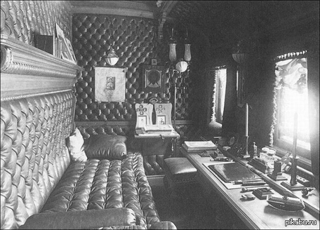 Поезд Николая II В 1902 году он состоял из 10 вагонов.предназначены для императора, семьи, другие использовались в качестве кухни, багажного отделения и помещений для служащих.