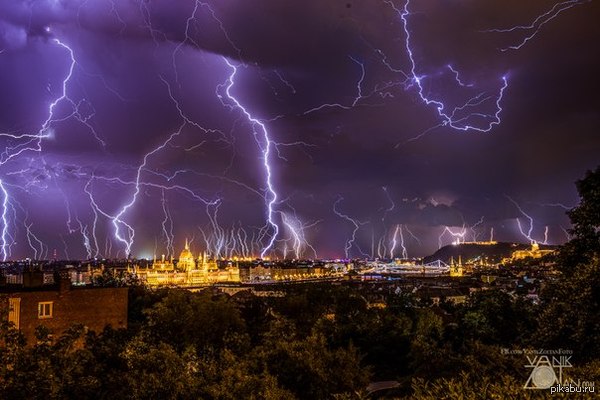 На фотографию этой грозы понадобилось 2 часа выдержки. Оно того стоило!