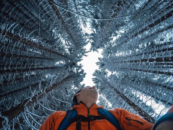 «#Пикабу»: Если не знаете как красиво сфотографироваться в лесу. «#Пикабу»: Если не знаете как красиво сфотографироваться в лесу.