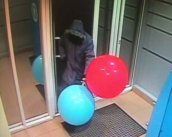 Умный, гад! :) В Уфе преступник взорвал банкомат с помощью шариков. уфа, ограбление банка, взрыв с помощью шариков, видео, грабитель, айская