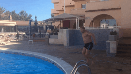 1466451429118965852.gif