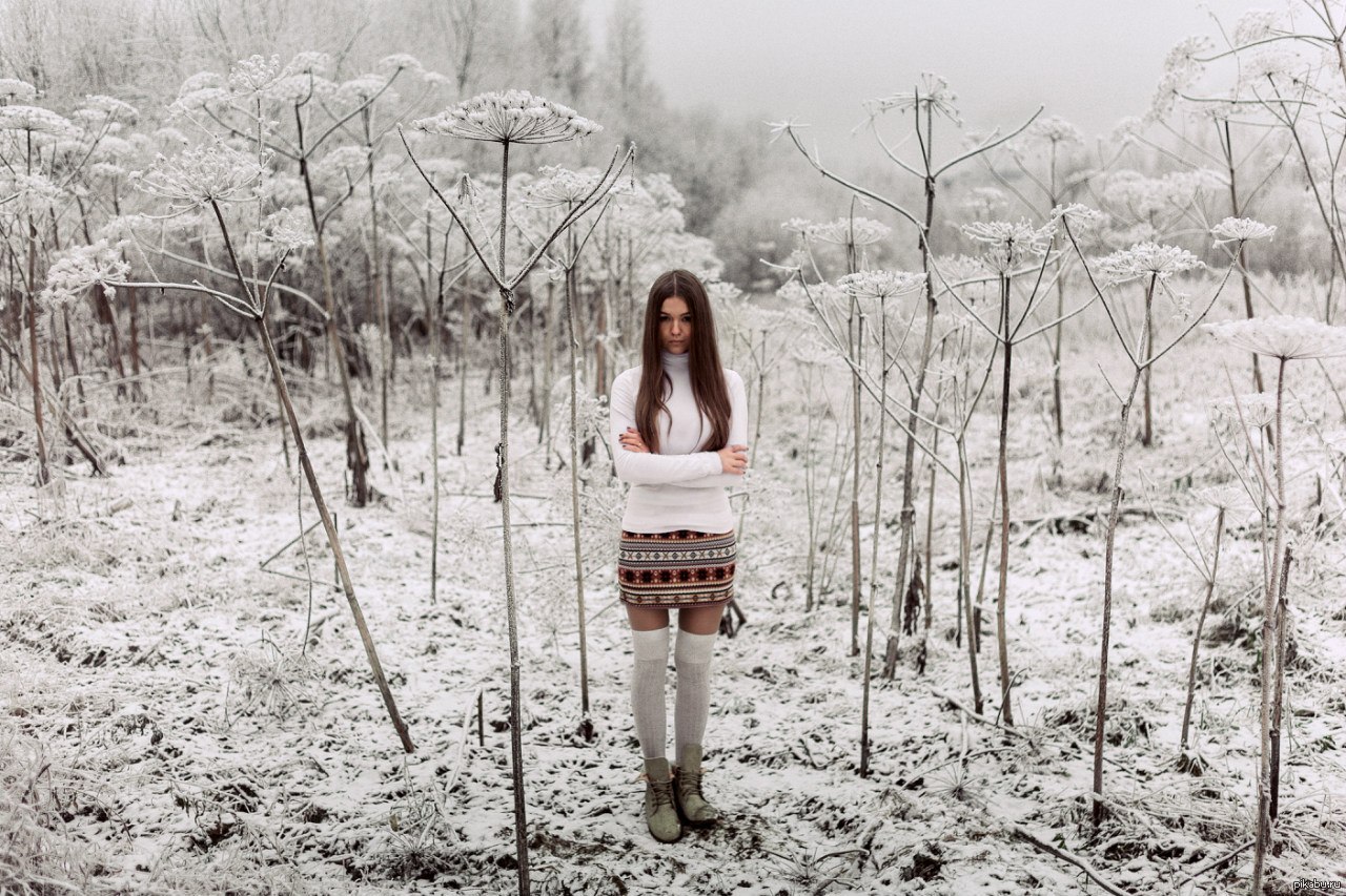 Жительница деревни обнажается в поле зимой