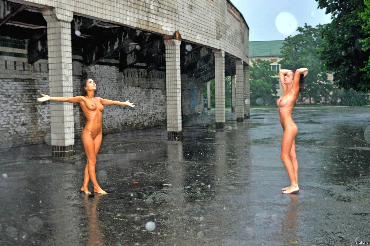 Голая азиатка Жиа мокнет под дождем