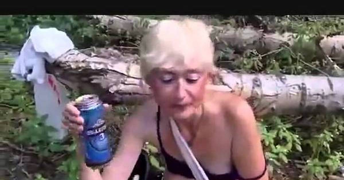 Порно видео как бухая блондинка сосет старику член за бутылку пива