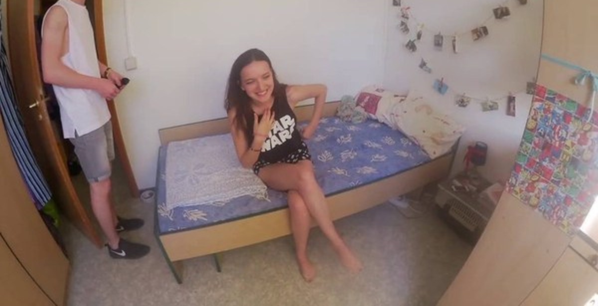 Молодая русская студентка трахается в спальне с репетитором 