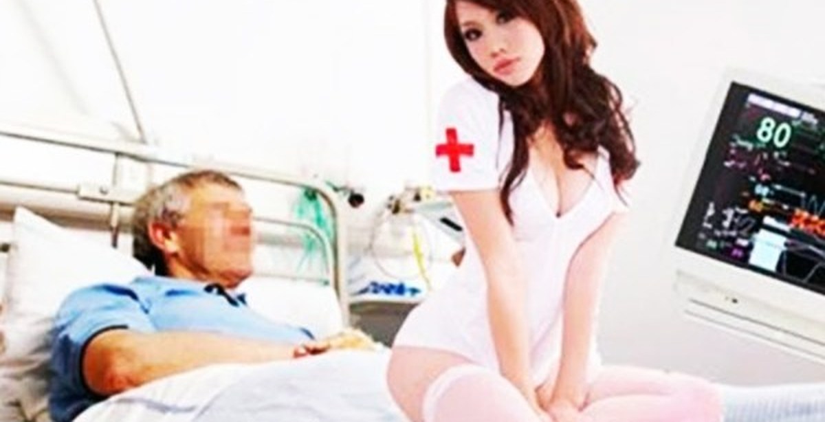 Asa Akira в костюме медсестры дрочит душем