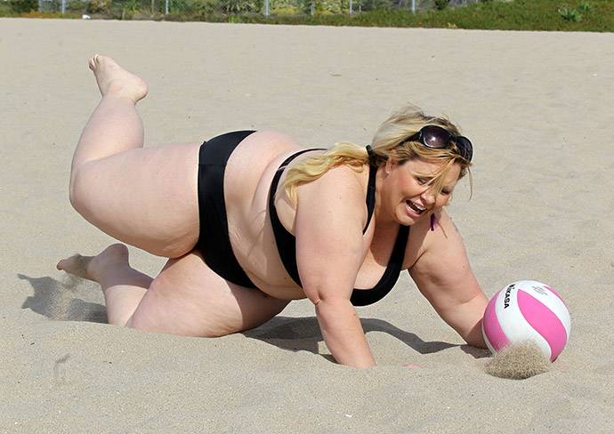 Крупная женщина надела бикини на пляж