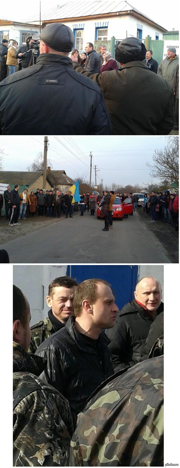 Вышел на волю Виталий Запорожец, осужденный за убийство милиционера, терроризировавшего всю округу: в родном селе его встретили как героя.