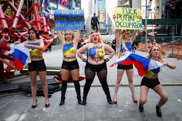 Femen activists undressed in Times Square and tore the Russian flag - NSFW, Bbw, Strawberry, Mat, Shoot, Fullness, Firing squad