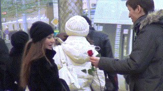 Неудачно познакомился 8-го Марта В итоге он подарил ей цветы, смотрите полную версию: http://www.youtube.com/watch?v=UtPKI4SqS58