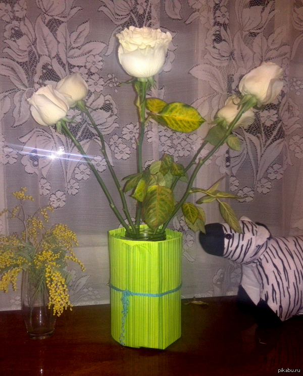 Часто говорили - добавь в воду аспирин, дольше стоять будут