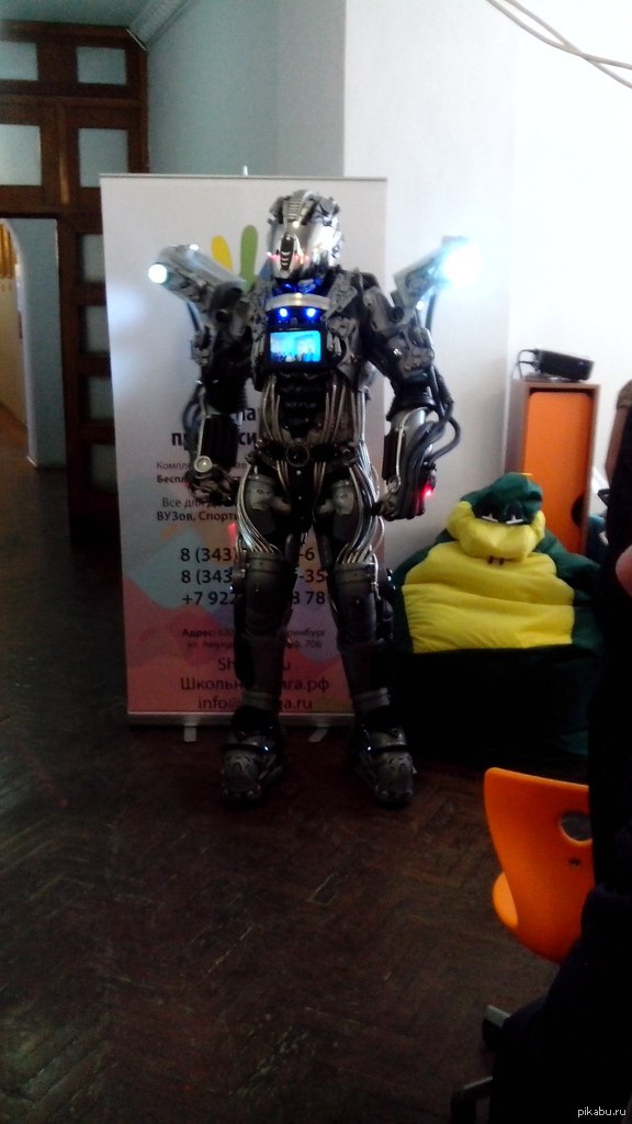 Сегодня в главном на 2ом этаже было это чудо) 2х метровый робот)) он даже обниматься умеет)
