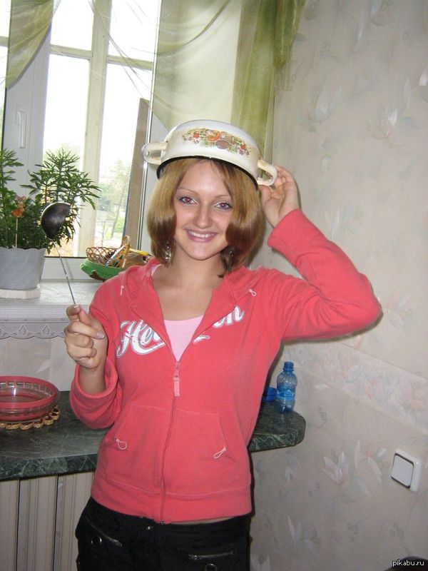 — Юля, почему тебя постоянно называют Юлька-кастрюлька? — Потому что крышечка часто съезжает.