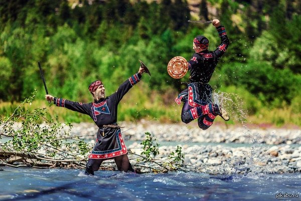 Слышал, тут любят рассказывать, кем они работают)