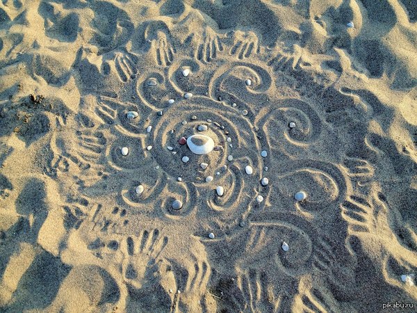 Руки, песок и камни