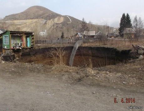 Жилой дом провалился под землю.