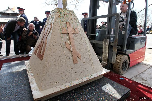 Ростовская царь-пасха весом 500 кг отправилась в Севастополь.  Да это же ЗИККУРАТ!!!