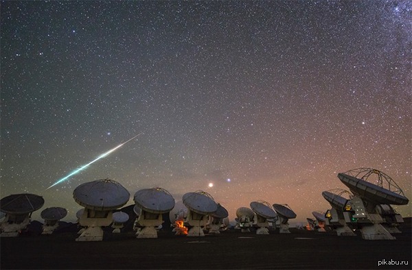 Ниже центра снимка сияет планета Марс и звезда Спика