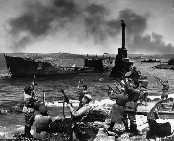 Soviet soldiers salute in honor of the liberation of Sevastopol. - The Second World War, The photo, Story, The Great Patriotic War, Sevastopol, Crimea