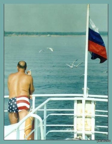 Голая блондинка прикрывается флагом США Голая блондинка прикрывается флагом США