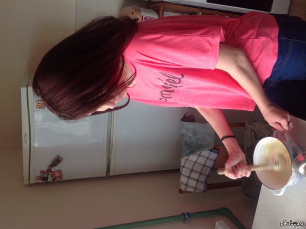 Любимая делает оладушки ^^