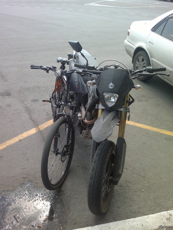 Очень мило, когда двухколёсные братья помогают друг другу