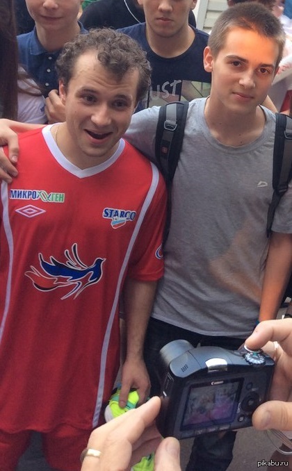 Да, я наконец-то сфотографировался с Букиным! Сегодня в Москве был ЧМ по футболу среди артистов. Наши играли с эстонцами (2:0)