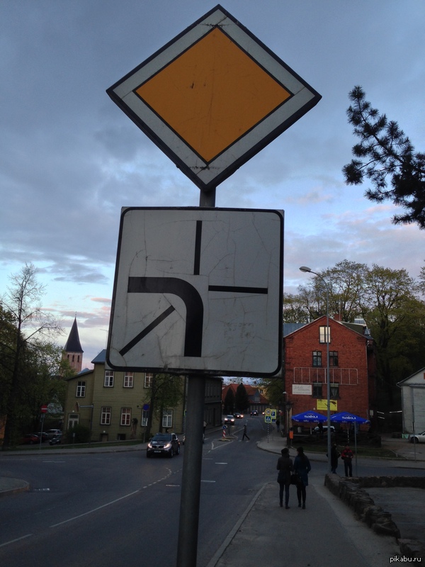 А этот мне напоминает злого Гая Фокса