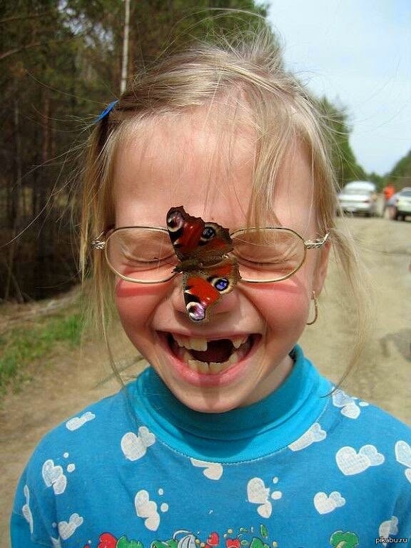 Глупое лето. Смешная девочка. Девочка с бабочкой на носу. Бабочка на носу у девушки.