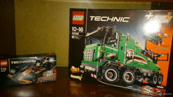 У кого вертолётики, а мне любимая принесла с работы лего :3