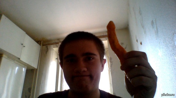 Вот так вот моя девушка почистила морковку. Клубничку ставить?