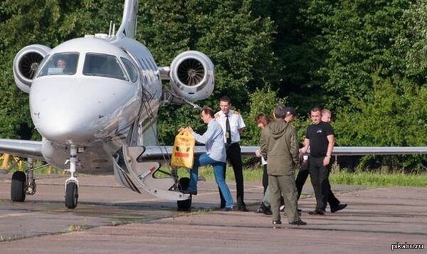 ЛЯШКО летает в зону АТО чартером. Таким фото может закончится политическая карьера депутата только в Европе.Но Ляшко же в Украине.