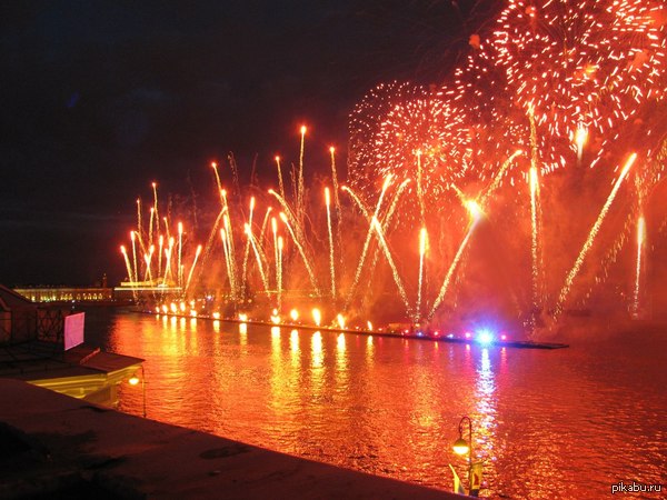       +GoPro+   ,       .  http://theque.ru/2014/07/dron-filmed-fireworks-inside/      http://youtu.be/a9KZ3jg