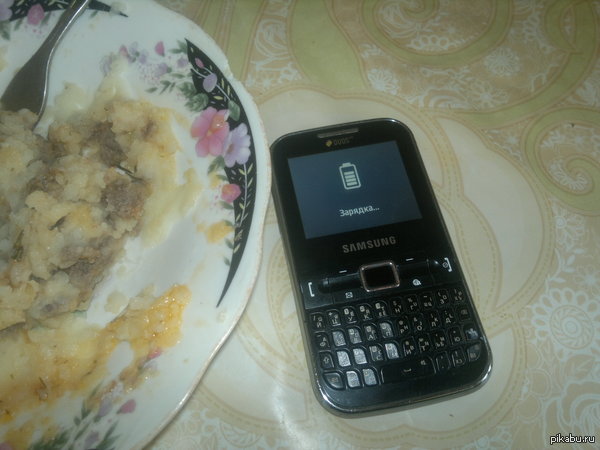 Ничего особенного, просто телефон сам заряжается.