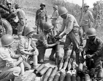 К вопросу о противостоянии Бразилии и Германии... Бразильские артиллеристы готовятся к обстрелу немецких позиций. Италия, 1944 г.