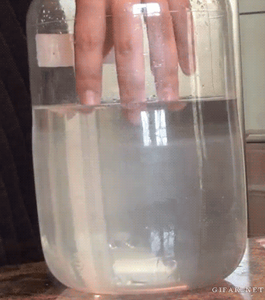 Черная кислота в воде. Кристаллизация воды. Ацетат натрия опыт. Мгновенная кристаллизация. Банка с водой в руках.