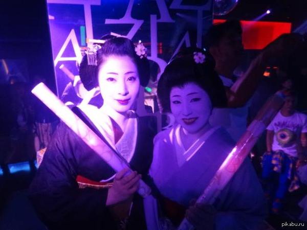 В ночном клубе в Японии, встретил вот таких японок)