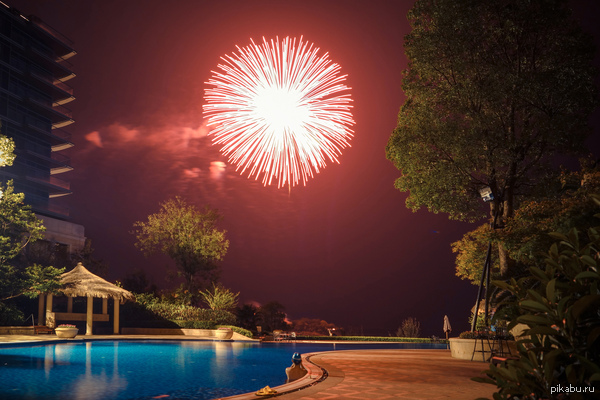 Видели бы вы как я бежал за камерой, когда начался салют)) Вышел за пивком называется)