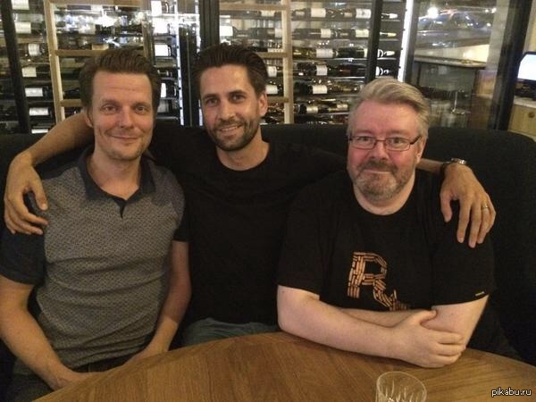 Снег падал ядерным пеплом и тьма накрывала лес, а я шел по тропе освещенной одиноким фонарем и искал приют среди этого мрака.