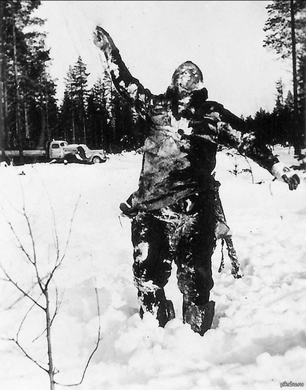 Тело замерзшего советского солдата, подпираемое сзади - это попытка финских солдат запугать советские войска. 1939 г.