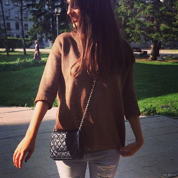 Про то, как девушки фотографируются на фоне достопримечательностей