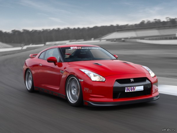     320 /  Nissan GT-R))