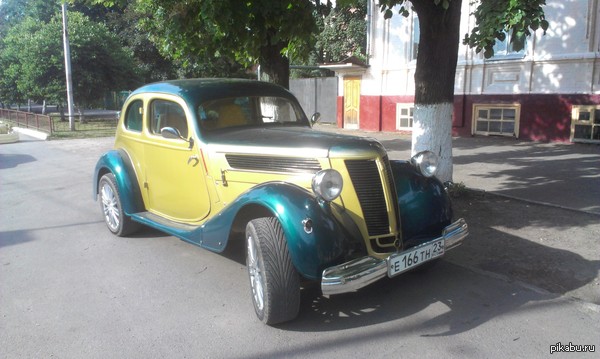 I met such a charm in the city) Who can tell the exact name of the model? - My, Auto, Retro car