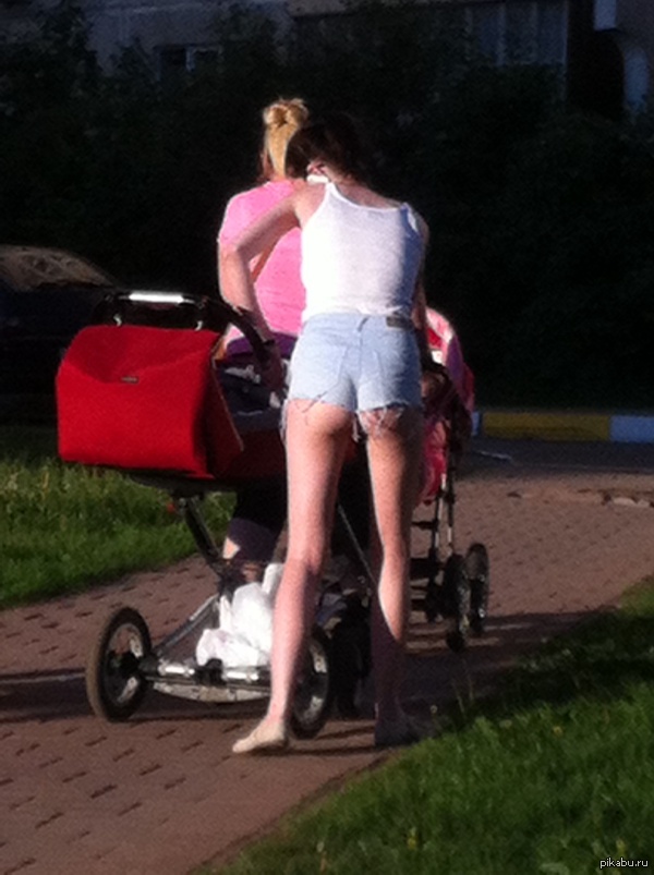 Она просто глуляла с ребенком