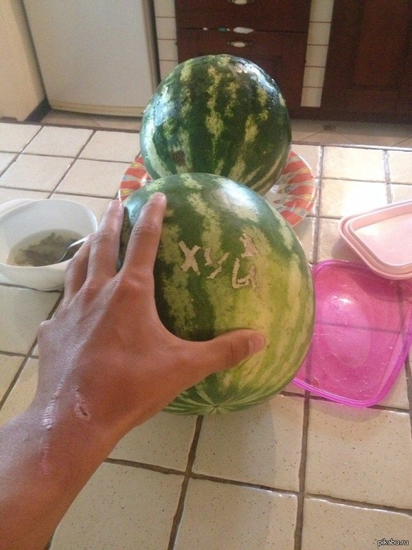 Dad bought a watermelon ... By the way, delicious, no matter how. - NSFW, My, Watermelon, Food, Market, Dad, Father