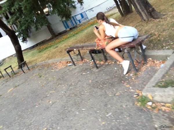 Она сидела так почти час...