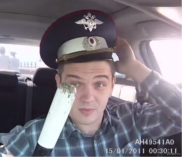 Водитель обменял права, на фуражку и жезл полицейского.