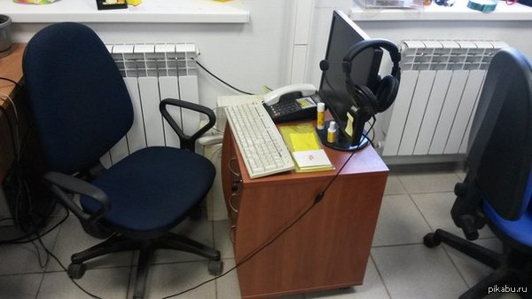 Друг прислал со словами: "Тот момент, когда твой офисный стол забрали для корпоративных целей"