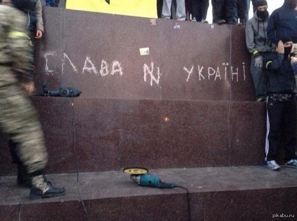 Харьков. Бывший памятник Ленина. Постамент.. Они не понимают, к чему это все может привести..