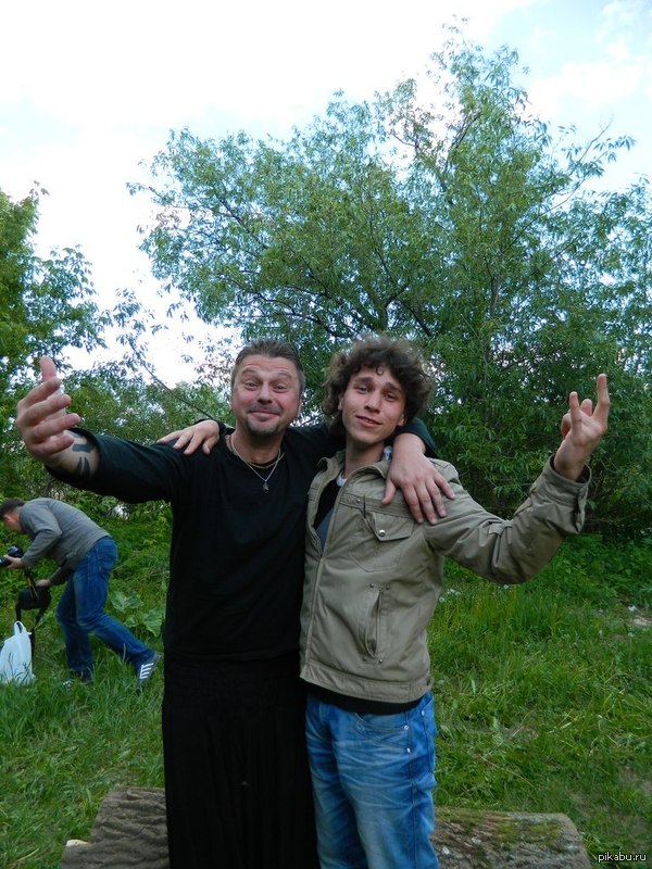 Мое фото со знаменитостью. Илья "Черт" Кнабенгоф (группа "Пилот") и я на природнике Ильи в Рязане 2012 года. (фотал